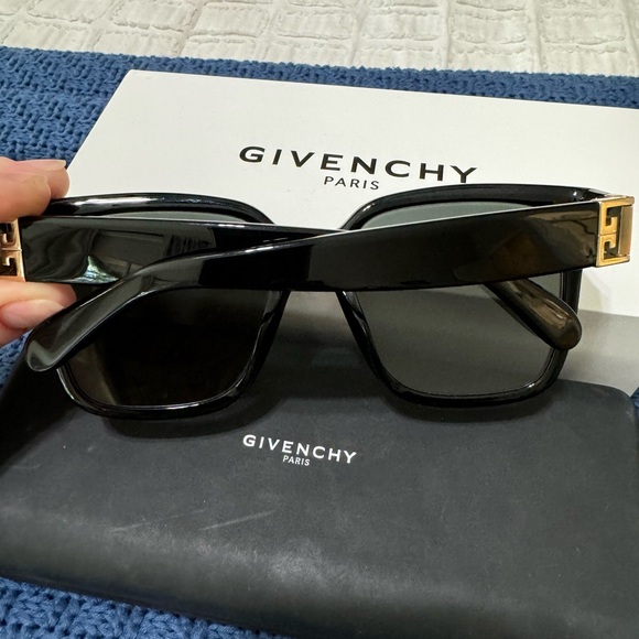 Black Givenchy sunglasses - Picture 3 of 5